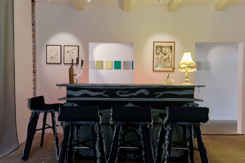 Cosy Pièro, <em>Künstler Idioten, </em>1989, and <em>Untitled</em>, 1970-73, “It hûs is net ien” Kunsthuis SYB, 2024. Foto: Sjoerd Knol.