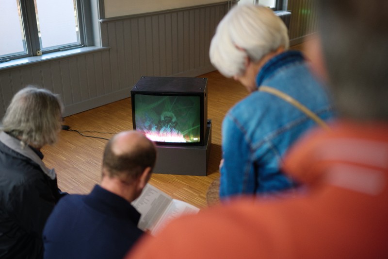 it is part of an ensemble (bas van den hurk & Reinout Scholten van Aschat & Jochem van Laarhoven), <em>it is part XLIX of an onary, nor notice</em>, 2024, “It hûs is net ien” Kunsthuis SYB, 2024. Photo: Sjoerd Knol.